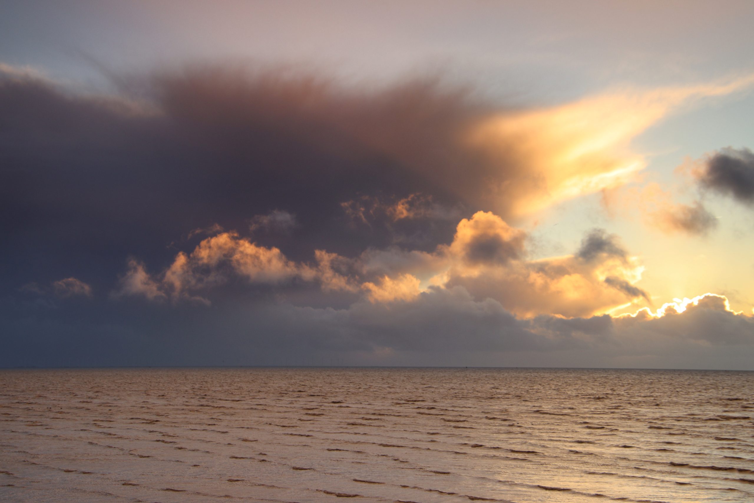 Vrij koud, wisselvallig en guur weer. Vrij koud, wisselvallig en guur weer.