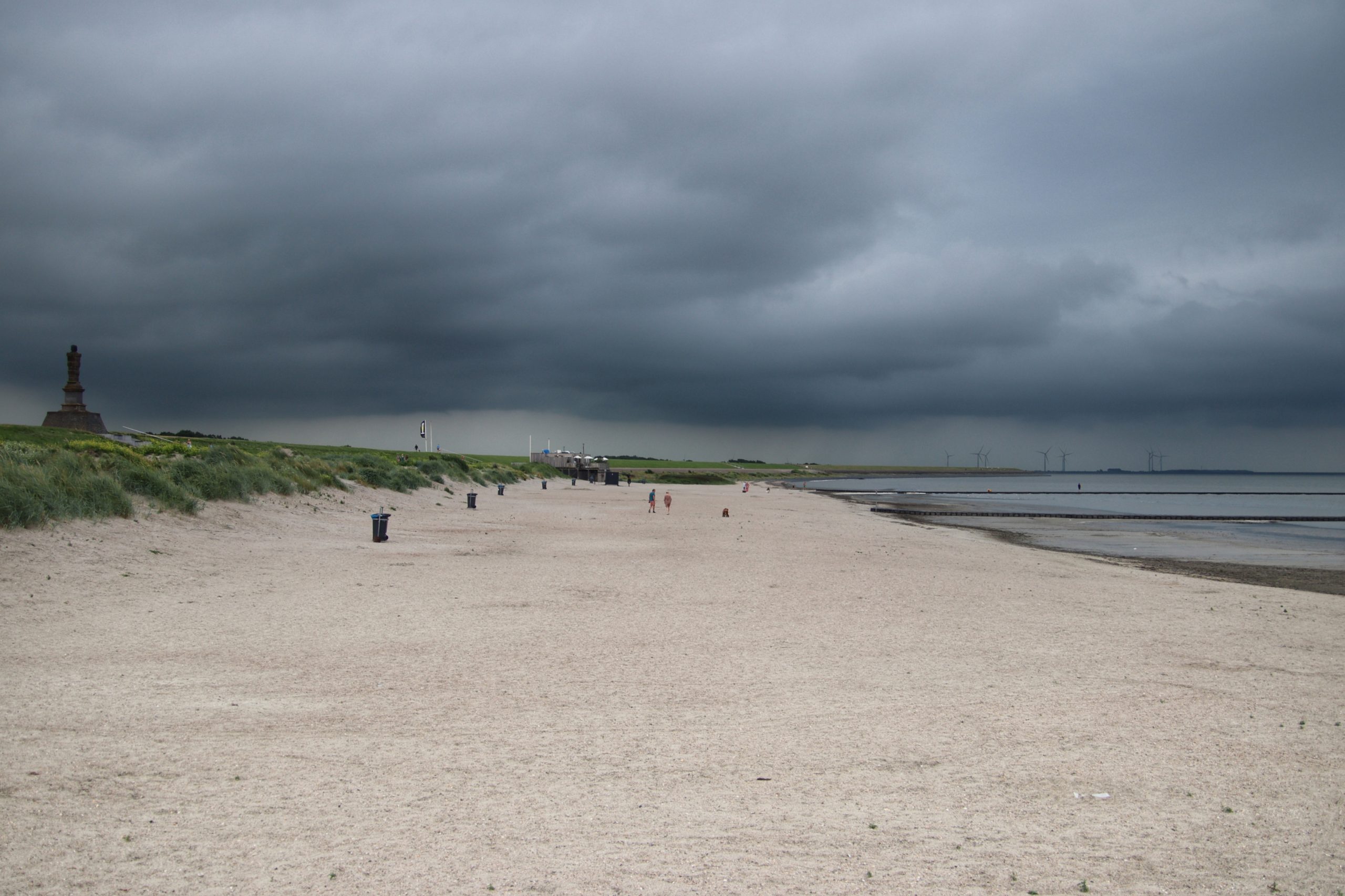 Stevige buien in het weekend, volgende week koeler